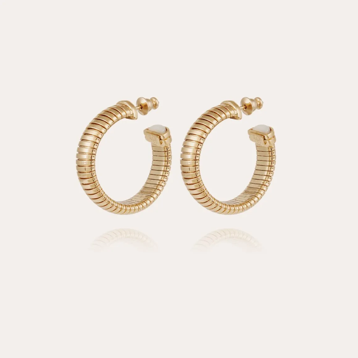 Boucles d'oreilles créoles Antigone cabochons petit modèle dorées - Nacre blanche